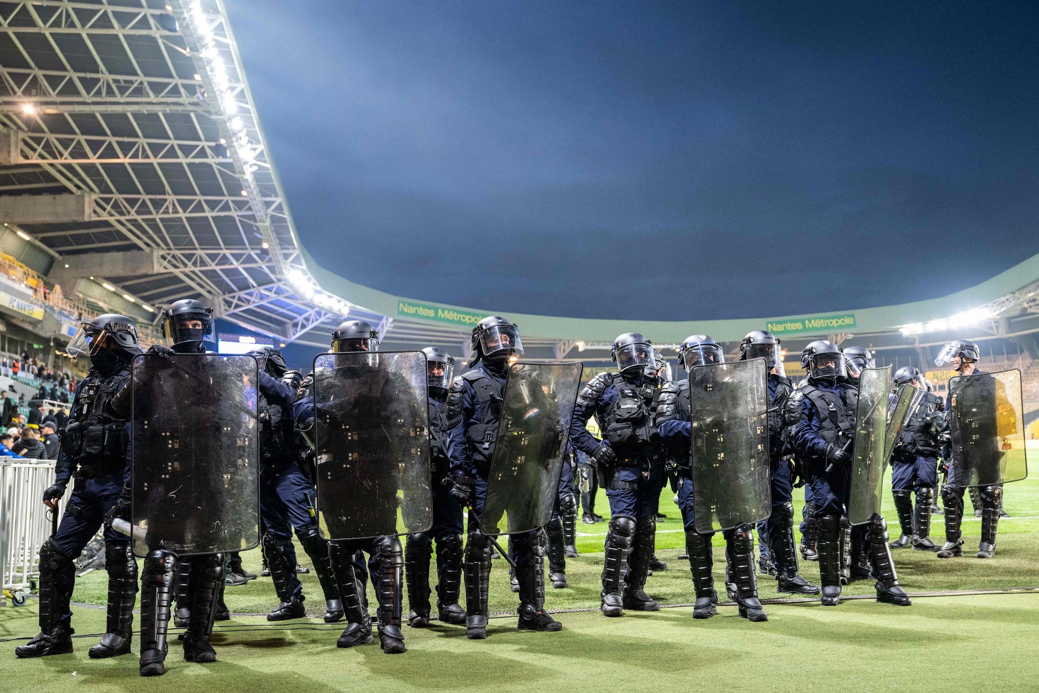 Platzsturm in Nantes – Spielabbruch nach Fan-Ausschreitungen