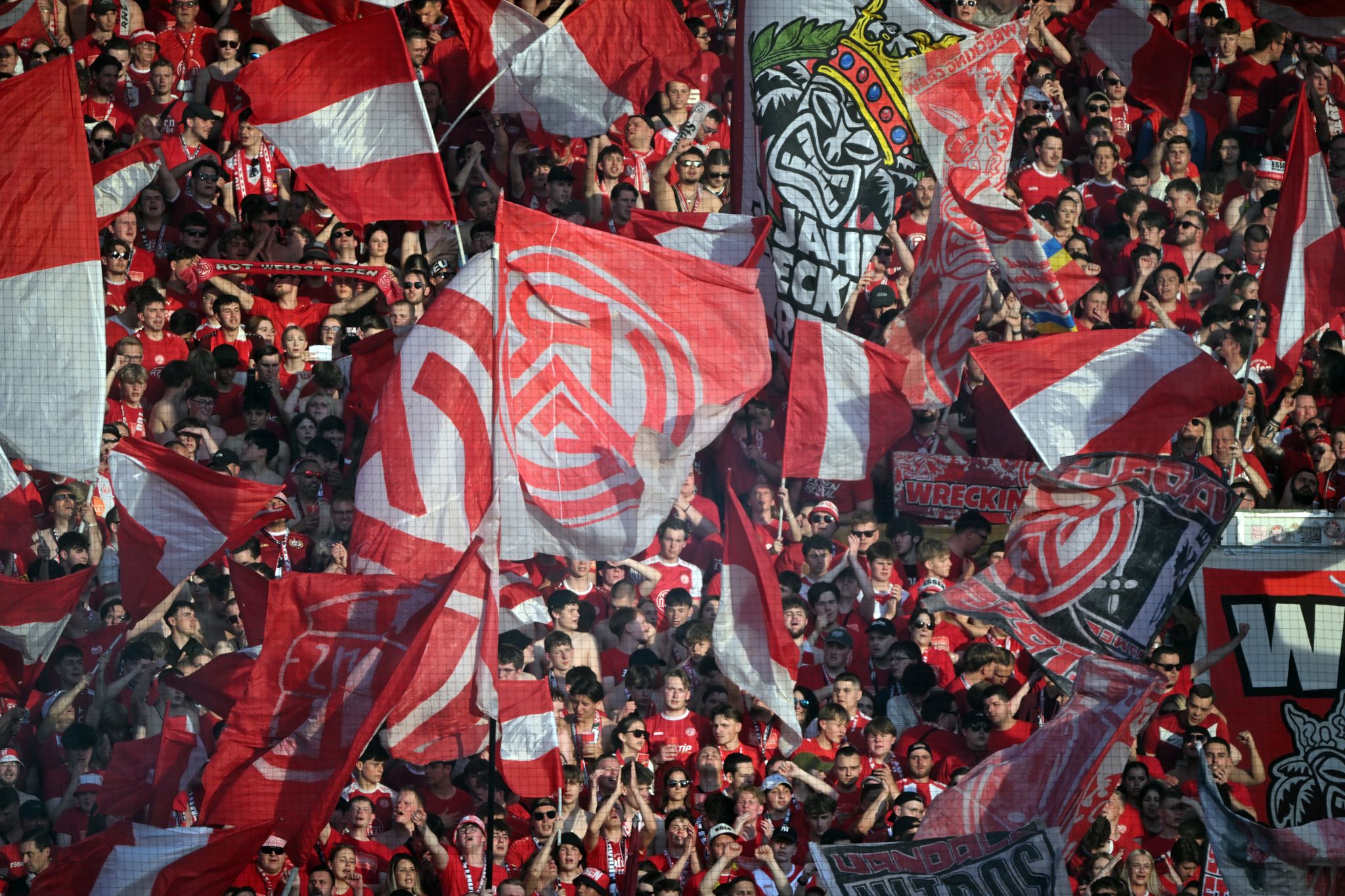 Pfosten auf der Tribüne: Essen-Fans mit verrückter Aktion