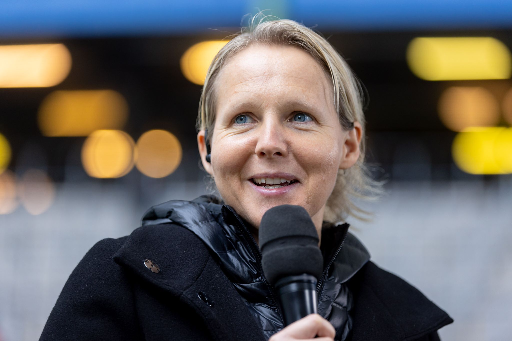 Erstmals in der Frauen-Bundesliga: Mikrofon für Trainerin