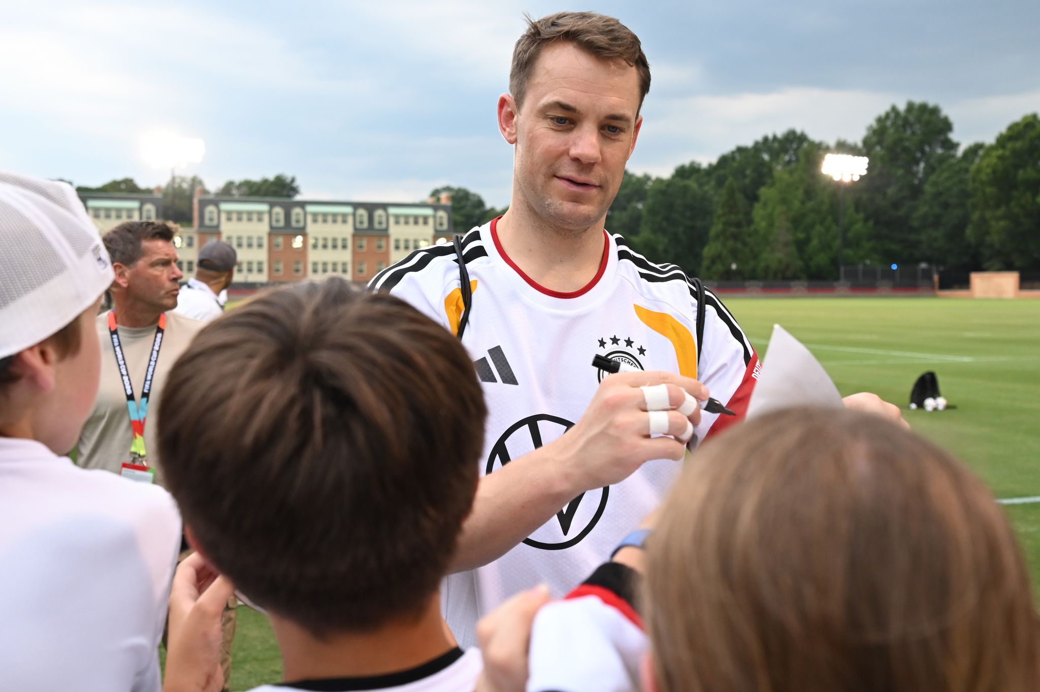 Glückliche DFB-Fans und starke Zeichen mit Neuer im Tor