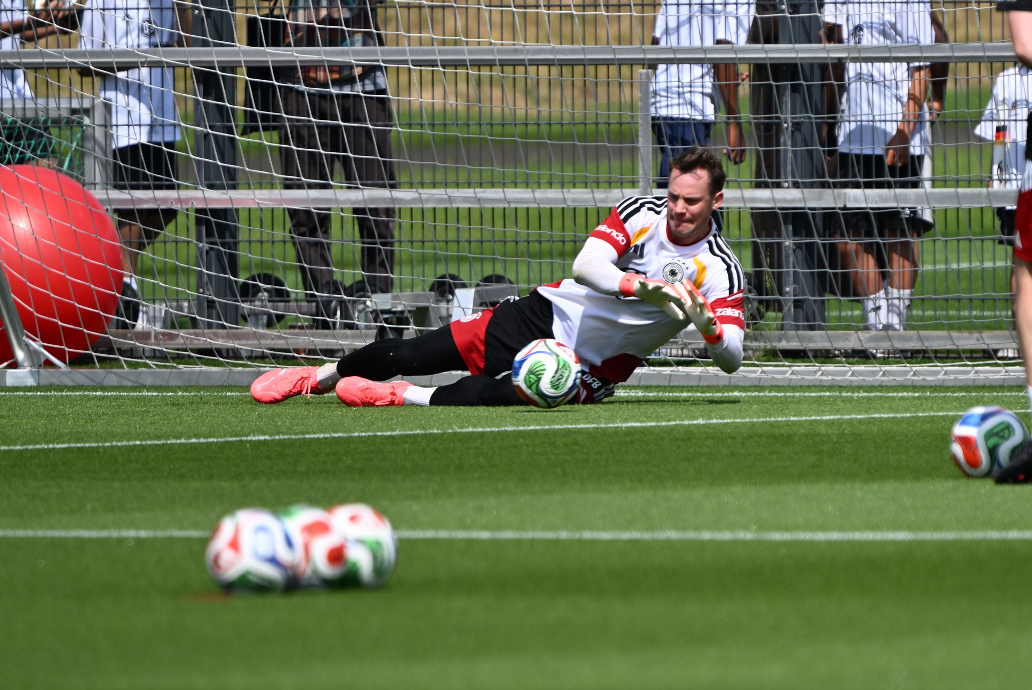 Los geht’s: DFB-Tross hebt mit Neuer-Signal in die USA ab