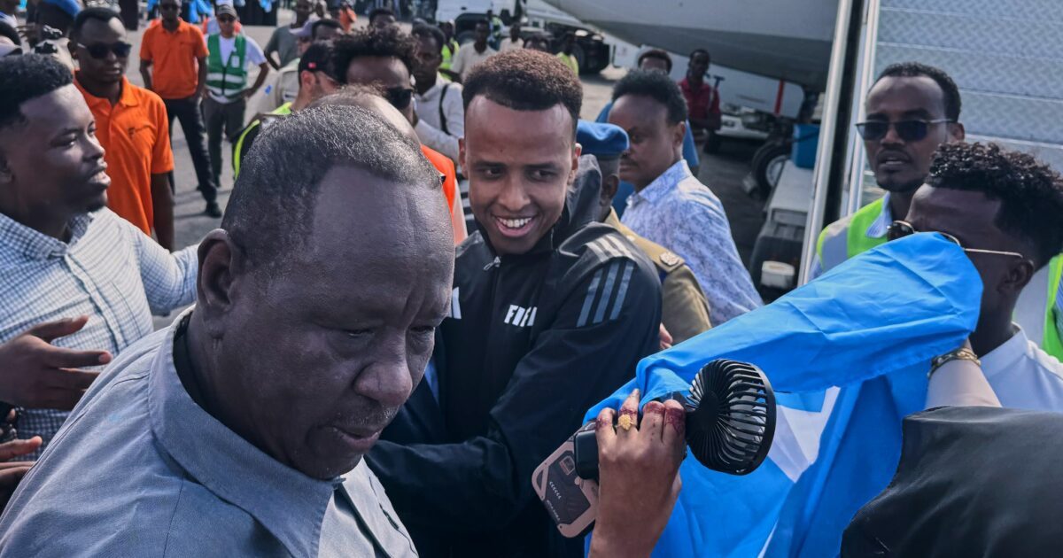 Nach US-Verbot: Schiri Artan in Somalia begeistert empfangen