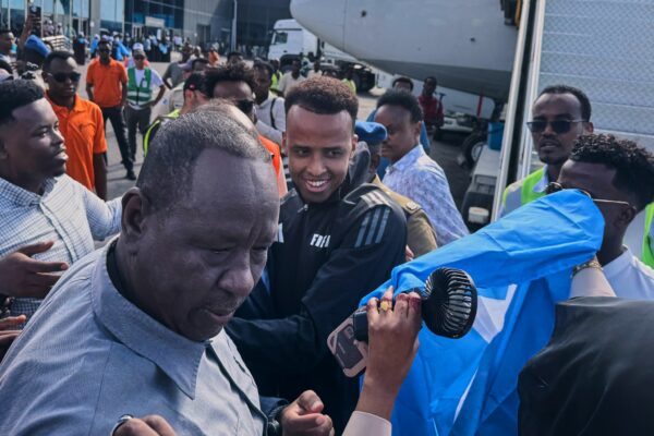 Nach US-Verbot: Schiri Artan in Somalia begeistert empfangen