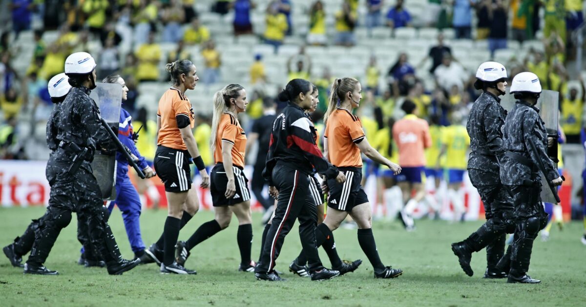 Chaos-Testspiel: Acht Mal Rot für Brasiliens Fußballerinnen