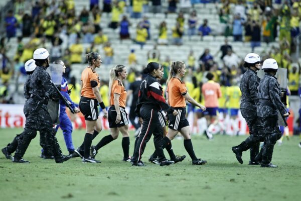 Chaos-Testspiel: Acht Mal Rot für Brasiliens Fußballerinnen