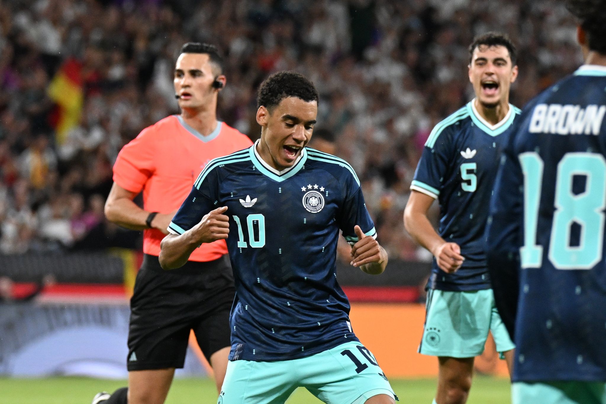 Aufwendige Videos: Nike und Adidas werben für Fußball-WM