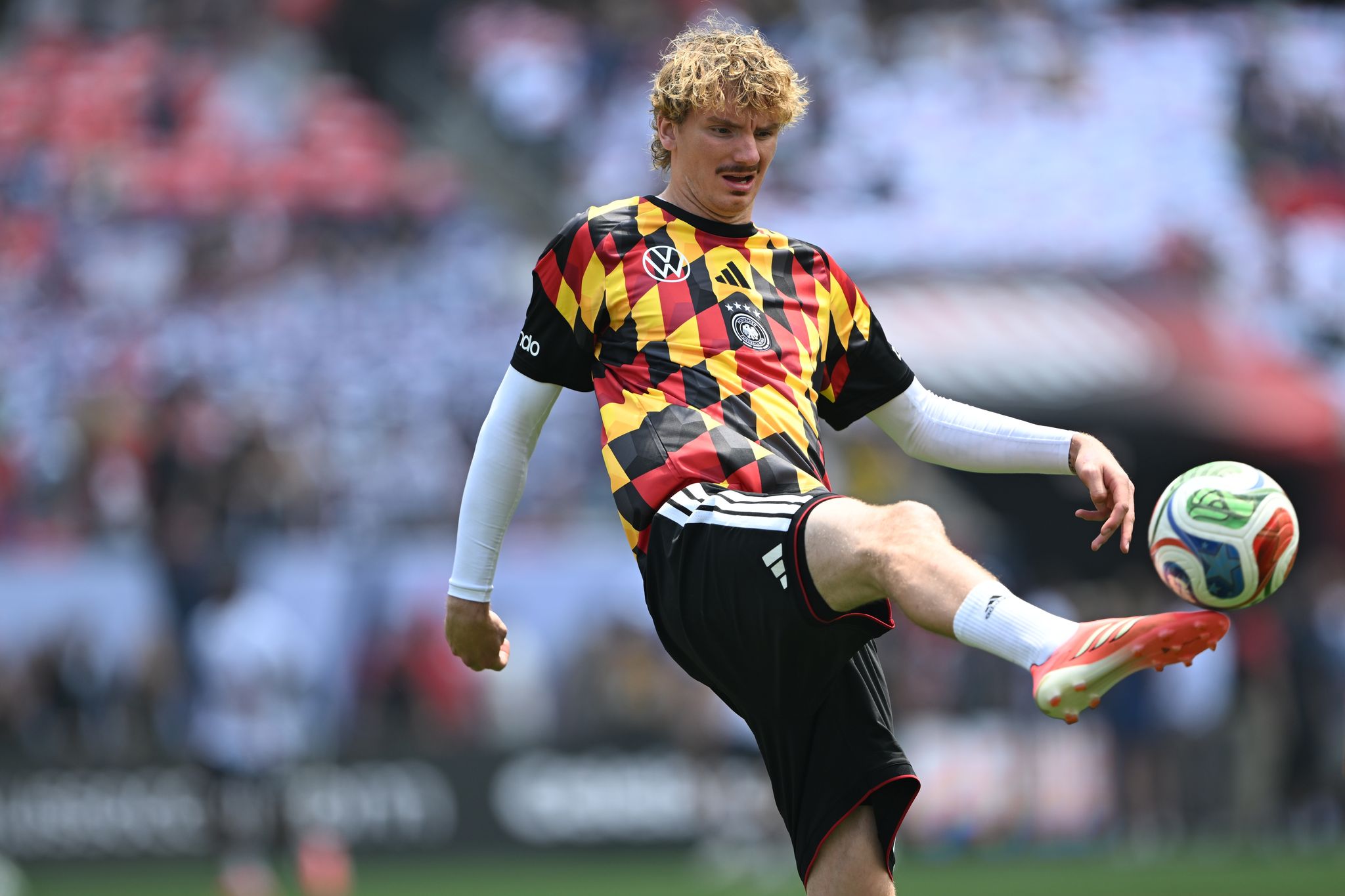 Warm-up im Karnevals-Look: Deutsche Shirts als Hingucker