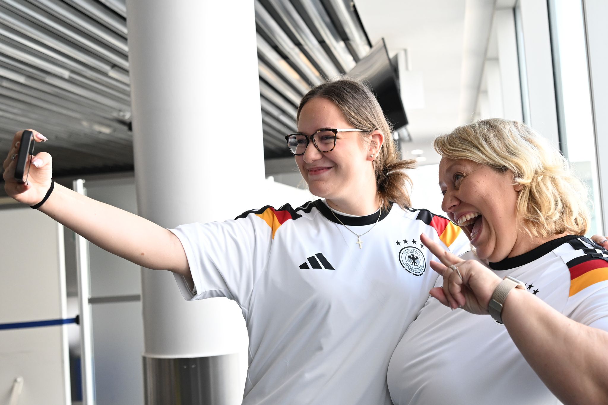 Normale Passagiere im DFB-Flieger mit Trikots beschenkt