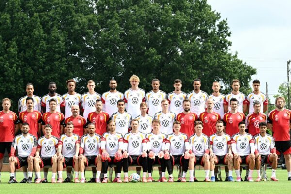 Warum Torwart Urbig für ein Novum auf dem WM-Teamfoto sorgt