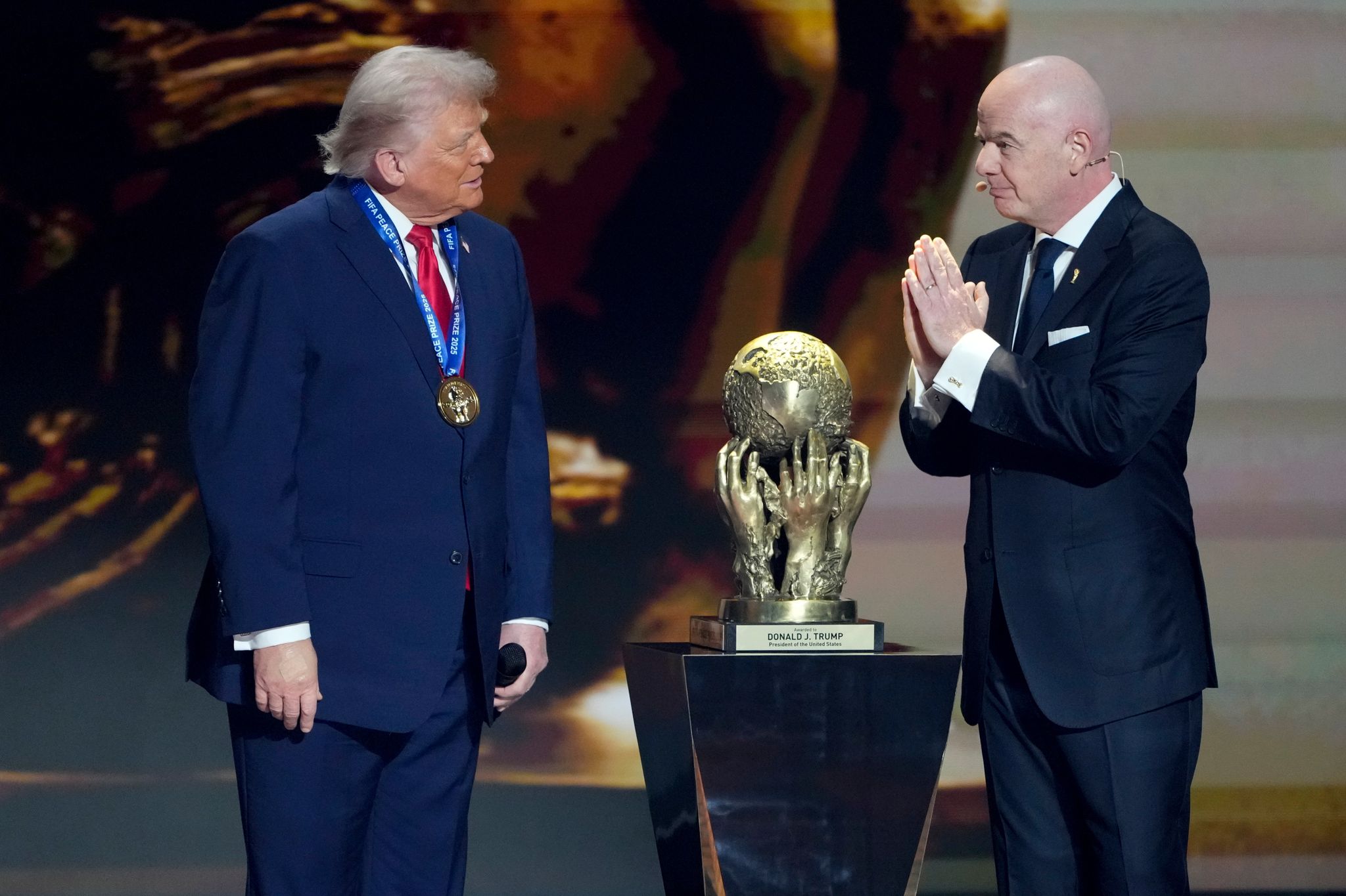 Infantinos Probleme: Visafragen, Anzeige und Nähe zu Trump